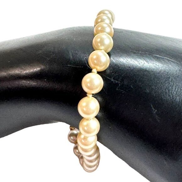 Vintage Faux Pearl Bracelet Classic Gold Tone Clasp 7.5" Prom Dance Formal - Picture 2 of 4